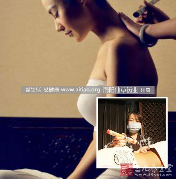 足三里穴是位于外膝的下3寸、脛骨外側(cè)一橫指左右的位置，艾灸10-15分鐘即可，需堅(jiān)持一段時(shí)間，很快可以看到祛濕的效果。